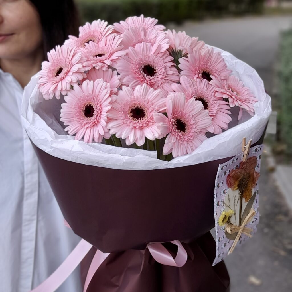 Szukasz idealnego bukietu we Wrocławiu? Sprawdź, jakie kwiaty wybrać na urodziny, rocznicę, ślub lub inną wyjątkową okazję. Zamów kwiaty z dostawą we Wrocławiu. BD04425B ACED 4016 BFAC A444170771AE 1 201 A 1024x1024