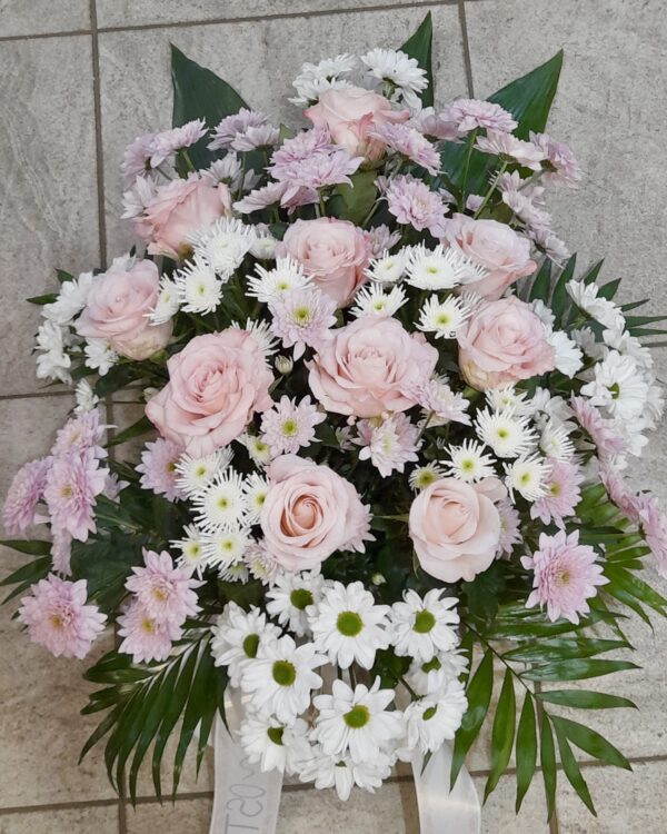 Wieniec pogrzebowy w biało-różowej kolorystyce