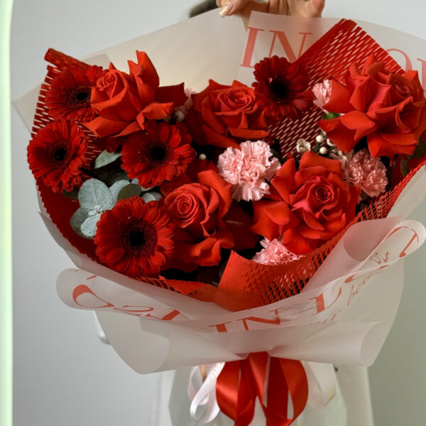 Bukiet z czerwonych róż francuskich i czerwonych gerber