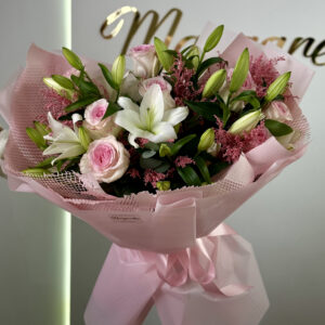 Bukiet z lilii i róż piwoniowych