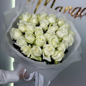 Bukiet z białych róż w ozdobnym opakowaniu