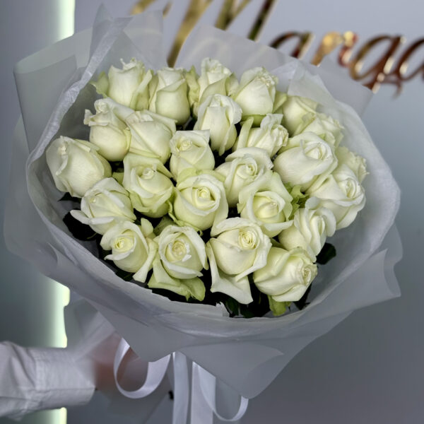 Bukiet z białych róż w ozdobnym opakowaniu