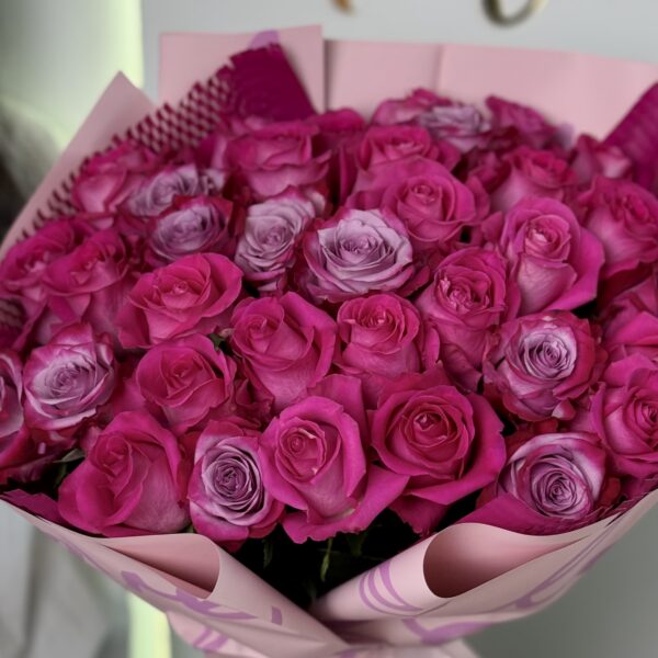 Bukiet z malinowych róż w ozdobnym opakowaniu