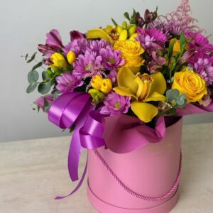 Flowerbox w fioletowych i żółtych kolorach